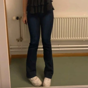 Mörkblåa jeans  - Midwaist/midrise bootcut jeans, super snygga nu till hösten 🥰