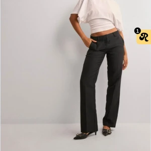 Lågmidjade kostymbyxor  - Lågmidjade kostymbyxor köpta från Nelly, as snygga och perfekt i längden på mig som är 164. Dock för liten storlek för mig, helt nya med lapp på!❤️