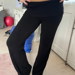 Utsvängda mjukisbyxor från gina - Säljer dessa jättetrendiga stickade byxorna från Gina! Nyskick🖤