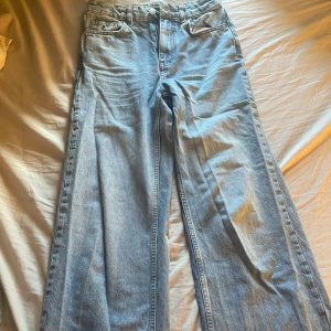 Utsvängda, halvt baggy jeans från Nelly - Knappt använda, använda enstaka gånger, fräscha, som nya, revorna nere vid fotleden på byxorna ska vara så, va så när jag fick hem dom!!❤️ 