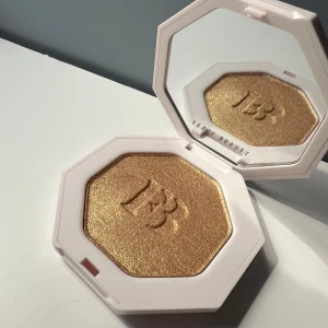 Fenty beauty- Killawatt Freestyle Highlighter Trophy Wife - Jätte fin eyeshadow/highlighter från fenty beauty. Aldrig använt. Ordinarie pris 495kr säljer för 200kr.