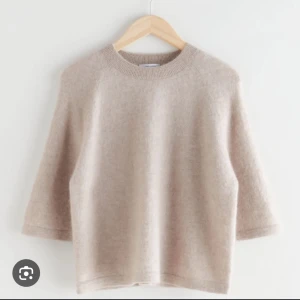 Other stories stickad trekvart  - Jätte fin tröja från other stories. Den är köpt i vintras och är andvänd fåtal gånger. Skriv privat för egna bilder med tröjan på eller om ni har frågor.❤️ nypris: 700 mitt pris är 350