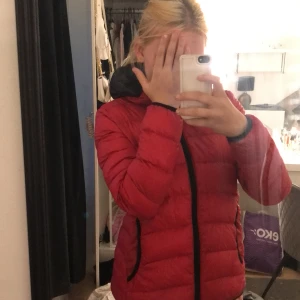 Röd jacka sthlmstil - Röd jacka ALDRIG använd  Sthlm stil  Säljer för den e för liten för mig 