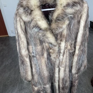 Vinterjacka - Opossum Päls - Ny 5,000kr - Nypris : 5,000kr   Äkta opossumpäls Storlek 38 Läder midjerem Medel lång