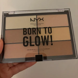 Born to Glow! Highlighter Palette från NYX - Säljer en superfin highlighterpalett från NYX. Paletten innehåller sex olika nyanser som ger en fantastisk lyster till ansiktet. Fick den i present så den är helt oöppnad med tejpen på! 