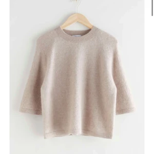 Stickad kortärmad  - Jätte snygg stickad kortärmad beige tröja i jätte fint skick!💞🤩💗