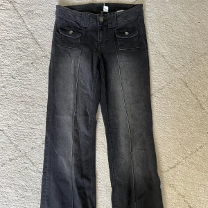 svarta jeans - slutsålda på hemsidan! använt några få gånger bara🩷 storlek S innebernslängd ca 78/79cm