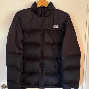 The North Face Men’s Diablo Down jacka storlek S - The North Face Men’s DIABLO DOWN JACKET, svart i storlek S  Fint skick, bara två små defekter, en mycket liten reva på vänster arm, max några mm och en mycket liten reva vid resår i ärmslut. Inget som syns om man inte granskar jackan i detalj.