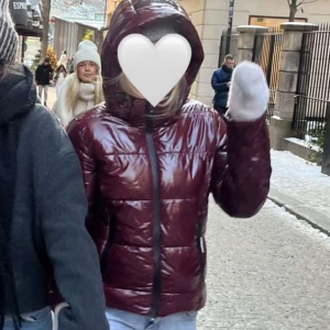 Vinterjacka - Säljer min så snygga vinterjacka!! Den är i storlek M, men är liten i storleken så skulle mer säga xs/s❤️ Finns inte att få tag i längre!