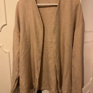 Matchande beige set🤎 - Matchande beige set i linnéaktig tyg, luftig och skönt material, använd 1 gång och nytvättad, strl L🤎