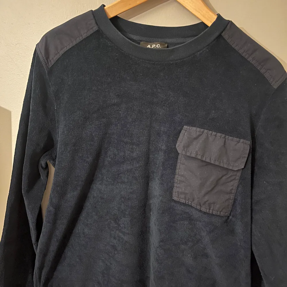 Riktigt fet A.P.C sweatshirt som nu är för liten. Storlek L men är ganska liten i passformen. (Ny pris 1700kr). Tröjor & Koftor.