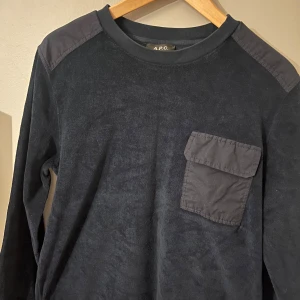 A.P.C froté sweatshirt - Riktigt fet A.P.C sweatshirt som nu är för liten. Storlek L men är ganska liten i passformen. (Ny pris 1700kr)