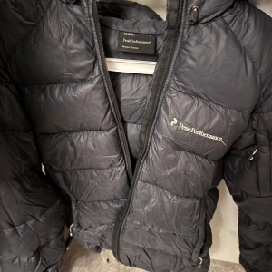 Vinterjacka  - Väldigt fin och bra vinterjacka. Den har inga slitage och i väldigt fint skick. Det är bra med dun i den. Skriv för fler bilder och priset kan diskuteras!☺️