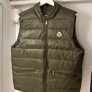 Moncler Gui Gilet Grön - Moncler Gui Gilet, Grön, Storlek 4/L Oanvänd!