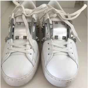 Valentino skor i silver - Säljer mina jätte coola Valentino Garavani Rockstud skor i silver😍lite nergångna och lite defekt på sidan vid lilltån, hål. Går att laga! 