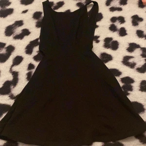 Svart klänning  - En fin oanvänd svart klänning, ej prislapp,inte trasig, u- ringad ryg. Priset går att diskutera. 