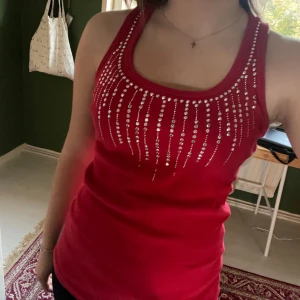 y2k topp - En fint linne köpt här på Plick, bara använd ett fåtal gånger. Mycket bra skick!♥️