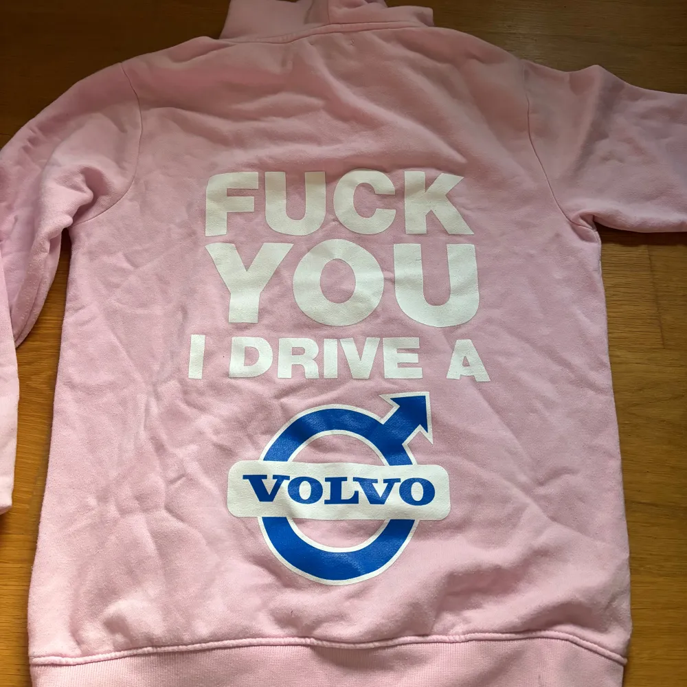 Super snygg och super skön  ” FUCK YOU I DRIVE A VOLVO” tröja . Hoodies.