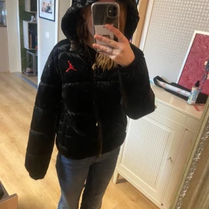 Vinterjacka - Snygg vinterjacka från Jordan. Den är i stl 140-155 men passar mig som är 160. Använd förra vintern, men är i väldigt fint skick. Inga hål/defekter osv💗 Org pris : 1100kr