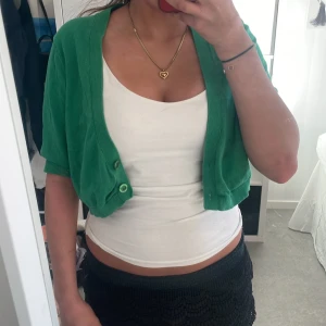 Grön bolero - Säljer min jätte gulliga bolero från Lindex. Den är i storlek L men passar mig som är storlek S/M💕