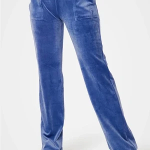 Juicy couture  - Säljer mina blå juicy byxor då de inte längre kommer till användning , storlek XXS och passar bra till mig som är 165cm lång 