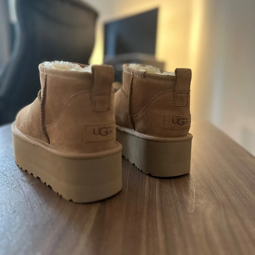 Köpte dessa UGGs förra säsongen och har knappt använt dem. Orginalkartongen finns tyvärr inte kvar men bootsen är som nya. Köpt från Zalando. Storleken är 39 men passar för dig som vanligtvis har 37-38. . Skor.