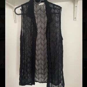 spets väst - jättefin spetsväst från woman men kommer tyvärr inte till användning hos mig