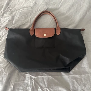 Longchamp väska ”M” - Super fin och praktisk väska perfekt till skolan! Den är i fint men använt skick!🥰 (Rosa Organiserade ingår) skriv för fler bilder!🫶 (har ej äktahets bevis då den är köpt på Vinted)