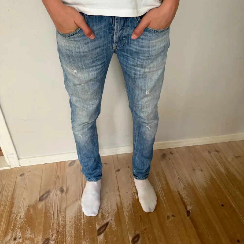 Säljer dessa för jag inte längre passar i dom . Jeans & Byxor.