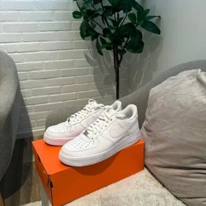 Nike Air Force AF1 - Helt oanvända, endast testade hemma och vid dörren. Aldrig använda. Perfekt för dig som vill komma undan lite billigare. Kvitto från Zalando. Nypris 1499kr, rabatterade hemsidor: ca 1250kr. Mitt pris: 1100 kr.