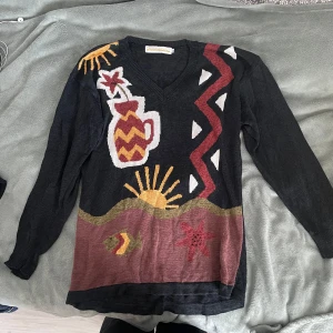 Stickad tröja - jättesöt stickad tröja med ett fint motiv. baksidan är helt svart