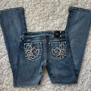 Miss me jeans lågmidjade Bootcut  - Miss me jeans i storlek 29. Modell ”boot”  innerbenslängd: 85 midjemått:38 stretch till 42. Inga bilder på då de är för stora. Finns bilder på google. Snabb affär 800kr. Köp sker via köp nu, jag postar inom 24h. Kvar tills markerad såld 