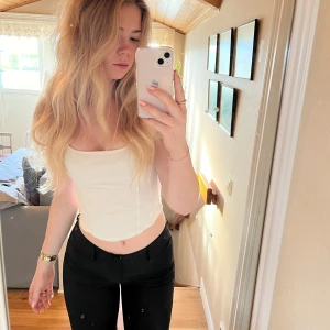 Tajt tröja - Säljer denna jättefina croppade t-shirt från bikbok i storlek S då den inte kommer till användning💕 Den är använd ett fåtal gånger så bra kvalitet. Tröjan är inköpt för 399🎀 Skriv vid funderingar☺️