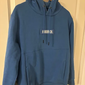 Hoodrich hoodie - En enkel Hoodrich hoodie i färgen blå. Storlek L 