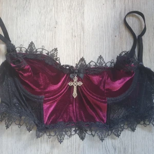 Velvet Gothic topp - Köptes secondhand men var för liten, är jättefin dock 🖤🖤