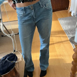 Lågmidjade jeans - Skitsnygga snyggt läsa lowwaist/midwaist jeans med snygga i fickor och långa på mig som är 175cm😍