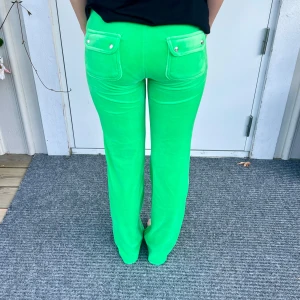 Juicy couture byxor - Jag säljer nu mina gröna juicy byxor. Dem är i nyskick och endast använd ett fåtal gånger. Säljer då jag inte använder dem längre. Skriv till mig om ni har några frågor!💞