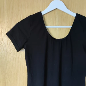 Body - Basic svart body. Storlek L men liten!