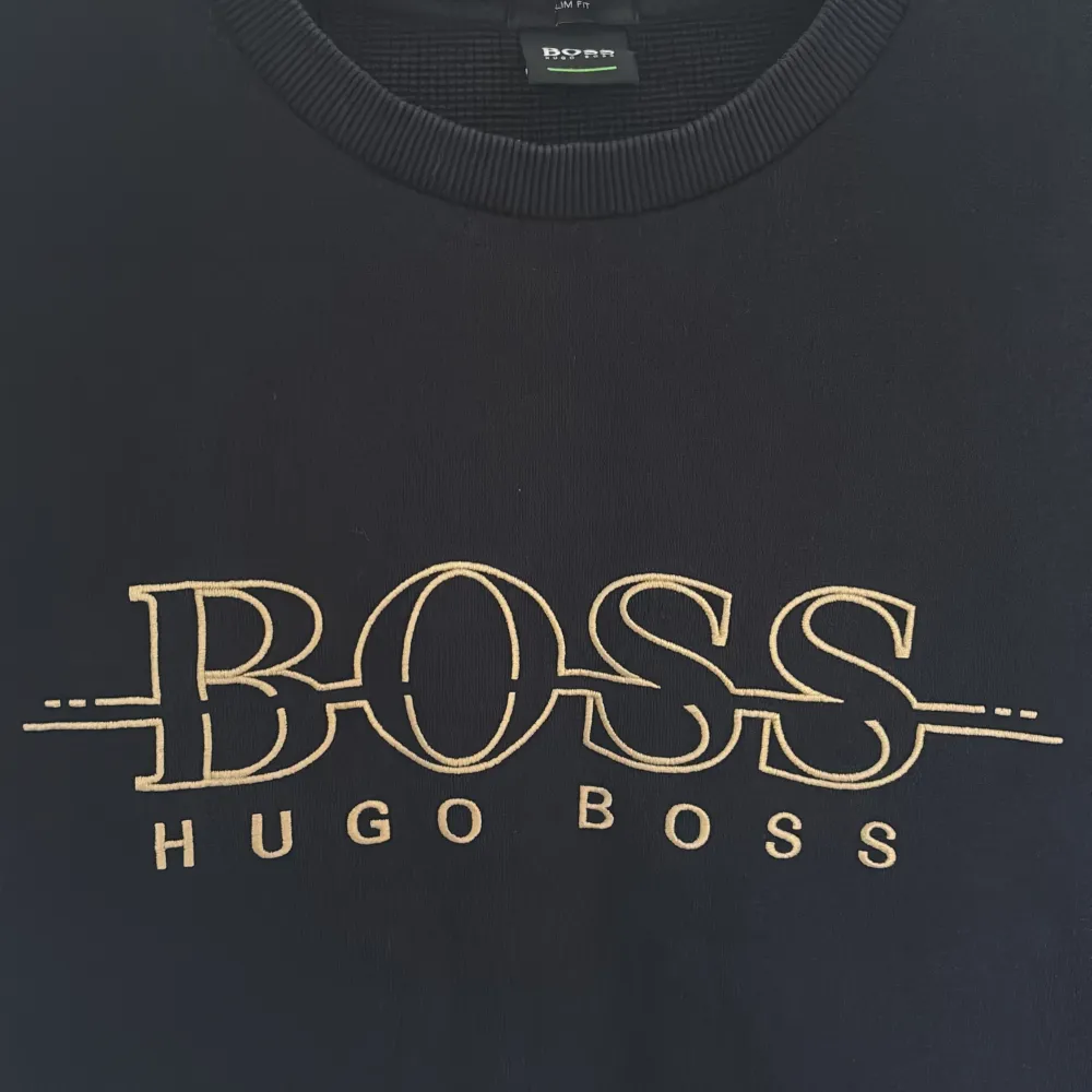 Hugo boss tröja från en av dom lite äldre kollektionerna med Hugo boss i broderat i guld över bröstet. Storlek S. Kvaliteten är väldigt bra och tröjan är knappt använd. Nypris: 1299kr. Tröjor & Koftor.