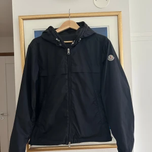 Moncler Windbreaker - Moncler windbreaker i super fint skick , har tags till den och storlek 2 motsvarar S/M. Dubbelluvad så går att ha helt mörkblå och även andra färgen.
