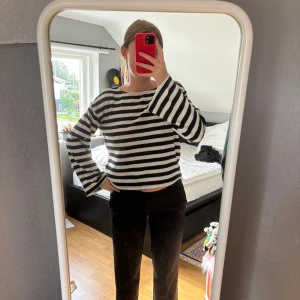 Randig tröja - Randig tröja från Hm i storlek S. Endast använd ett fåtal gånger så i fint skick. Skriv privat för frågor eller fler bilder🥰