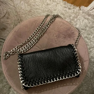 Tiamo väska - Så fin tiamoväska som inte kommer till användning längre🩷 Enda defekten syns på sista bilden, där skinnremsor har åkt av