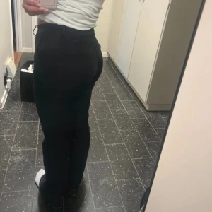 BikBok kostymbyxor - Säljer dessa jättefina kostymbyxor från BikBok🩷 I jättebra skick men har lite slitage vid ändarna (se bild).