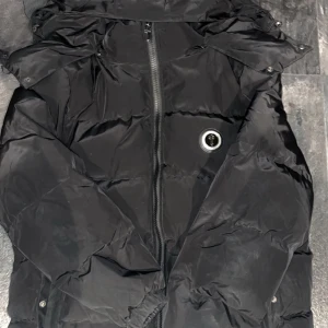 Trapstar jacka - Säljer min trapstar jacka för att jag inte använder den mer. Den är näst intill ny 