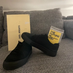 Axel Arigato Skor - Axel Arigato Lace Skick 8/10  Skriv vid frågor! Original Box Kan tänka mig gå ner något i pris vid snabb och smidig affär. 