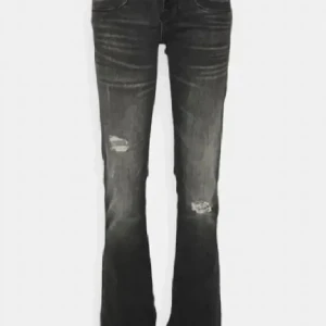 LTB jeans - Säljer dom här jättefina ltb jeansen som är slutsålda. Säljer pga att de var för stora, storleken är 32/34 och midjemåttet runt om är 84cm💗