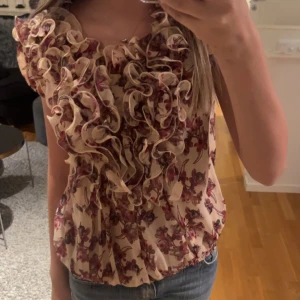 jätte fin blus 💗 - Blommig blus med lite volanger framtill!Från vero moda 💗