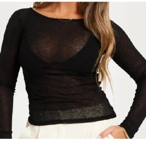 genomskinlig topp - super fin topp ifrån nelly, använd ungefär 1 gång, 