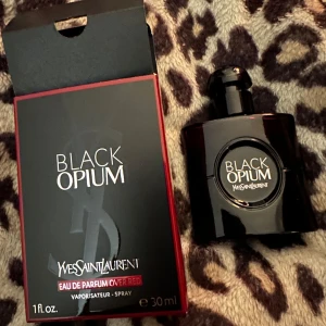 Black opium , Ny endast test för lukt , 30 ml  - Ny Black opium dam parfym , 30 ml , endast test för lukt , i kartong . Finns i Åmål kan skickas  450kr