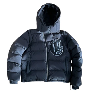 Corvidae puffer jacket V1 - Säljer min corvidae jacka då jag är sugen på en ny jacka till vintern  Storlek XS Avtagbara armar och luva  Knapparna på luvan och på slutet av armarna har tappat lite färg (se sista bilden),annars är jackan i bra skick. Digitalt kvitto finns!!!